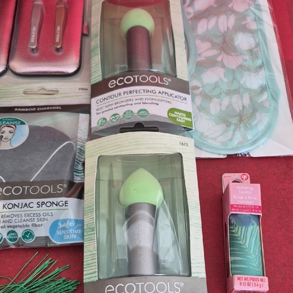 Gift Basket with Assorted Beauty ECOTOOL and Care Items - Picture 4 of 6